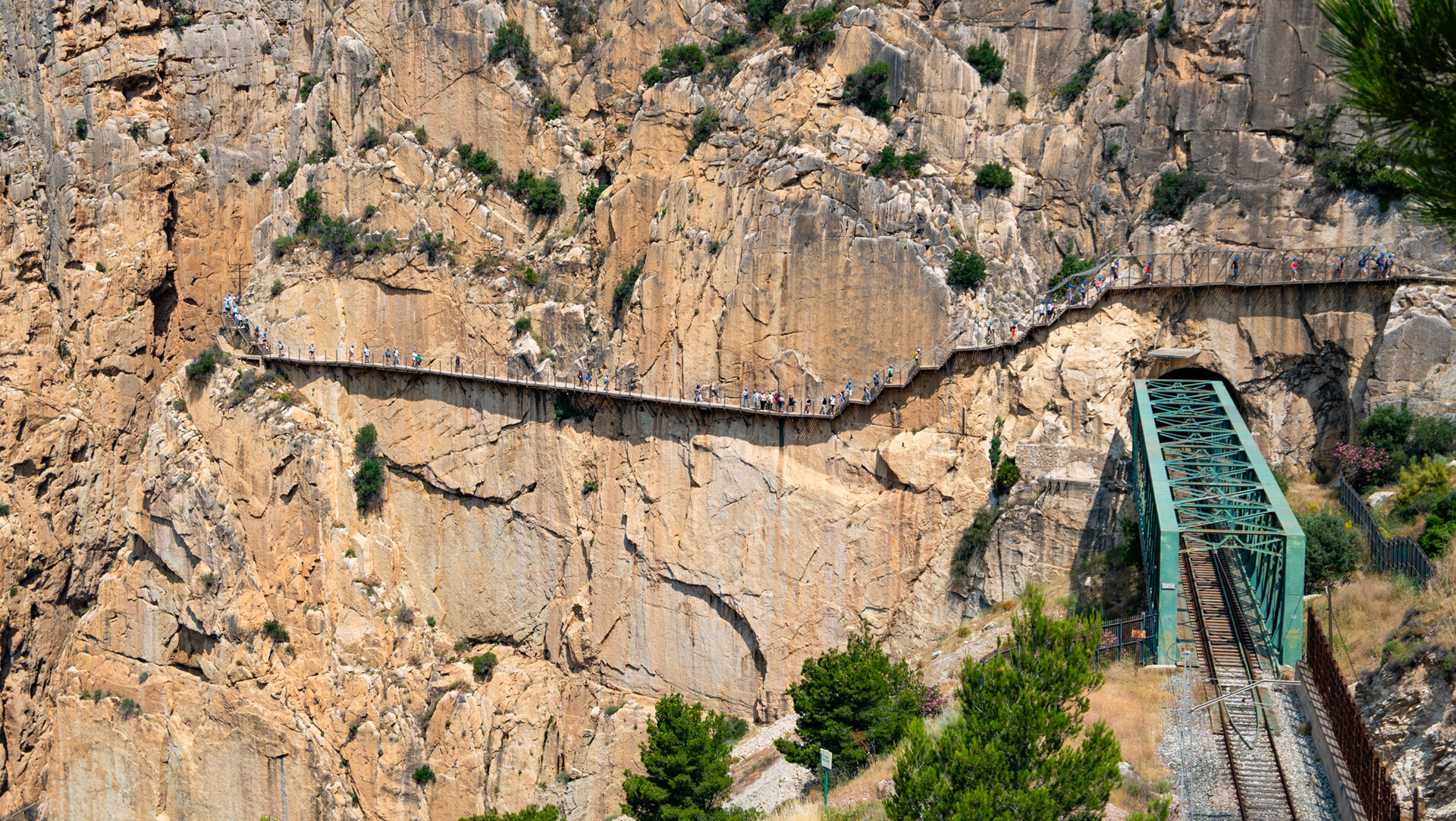 Las pasarelas de madera del Caminito del Rey en el acantilado
