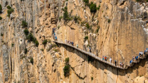 Senkrechte Felswand am Caminito del Rey mit Holzstegen