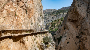 Holzstege des Caminito del Rey an der Felswand