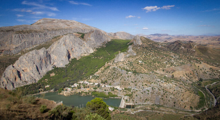Ortschaft El Chorro am Stausee in der Provinz Málaga