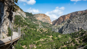 Schwebende Holz- und Metallstege am Caminito del Rey