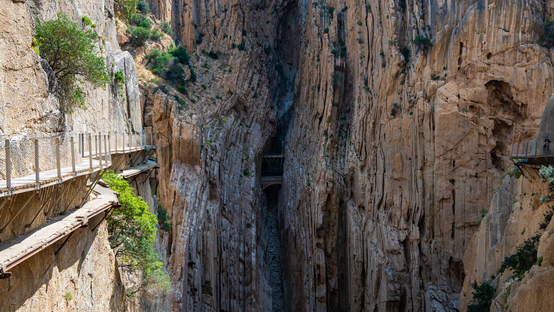 Pasarelas de madera a través del estrecho desfiladero